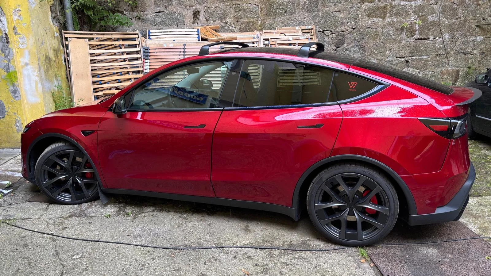 Červená Tesla Model Y z flotily Wagner Fleet