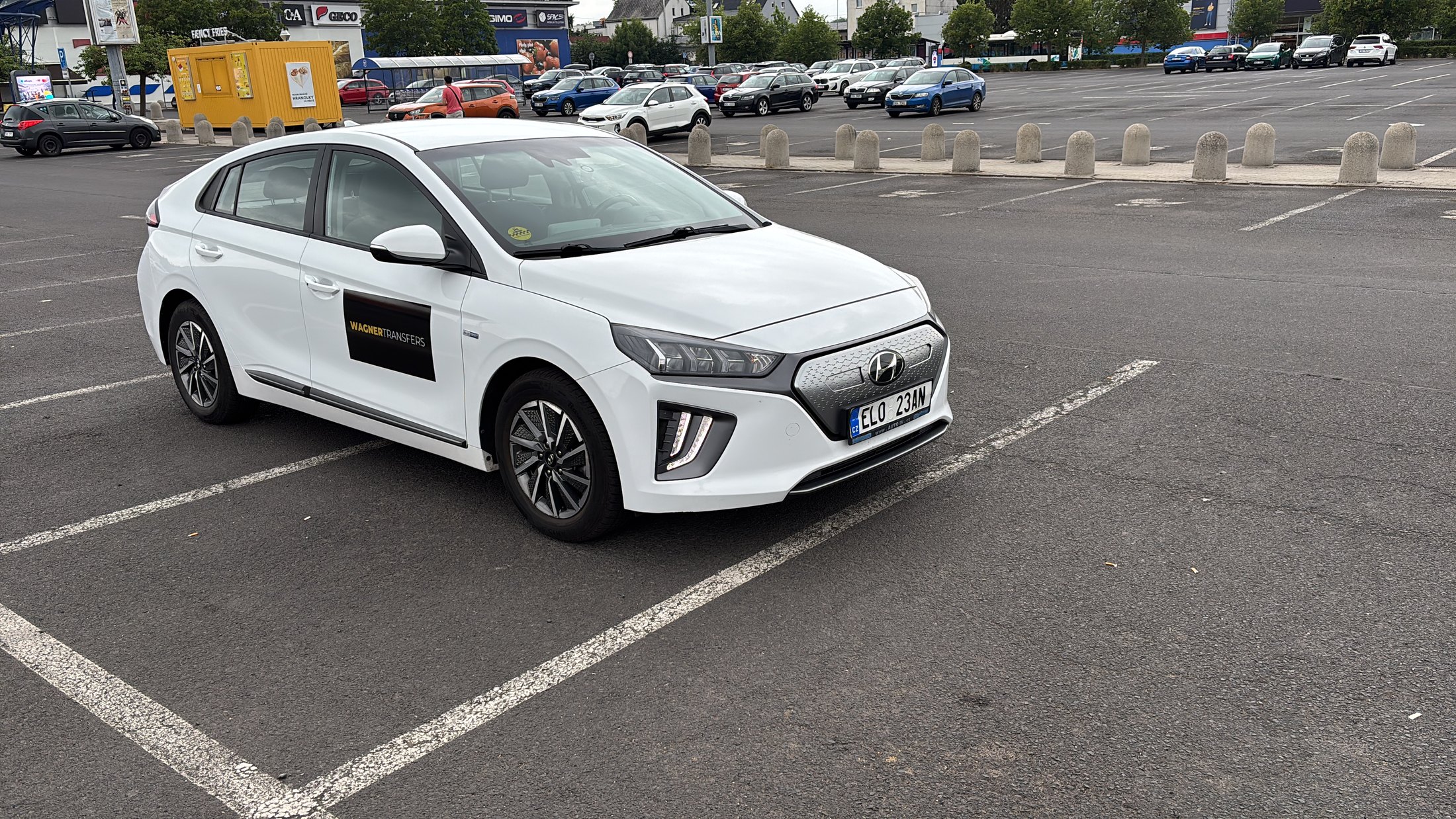 Bílý elektromobil Wagner Transfers z vlastní flotily